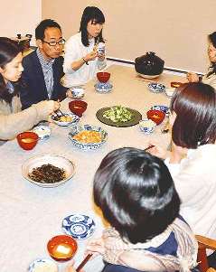 商品の試食も兼ねて、夕食は社員が手作り。この日は、タケノコご飯に切り干し大根の煮物など