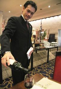 ソムリエの試験に向けて勉強中の小原大輔さん＝名古屋市中区の名古屋観光ホテルで