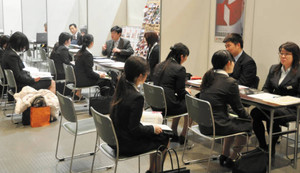 企業の採用担当者から話を聞く学生たち＝岐阜市金町の市文化センターで