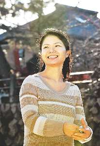 生家近くの芦屋川を訪れた植松秋さん。ＰＴＳＤを克服し、臨床心理士の試験を突破した＝兵庫県芦屋市松ノ内町で
