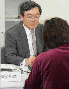相談者に就労訓練などの情報を提供する県の担当者（左）＝岡崎市明大寺町で