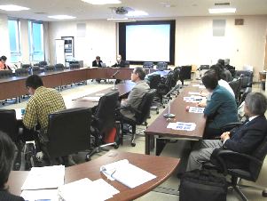 若者の自立や就労問題を議論したマンデーサロン＝瑞穂区瑞穂町で