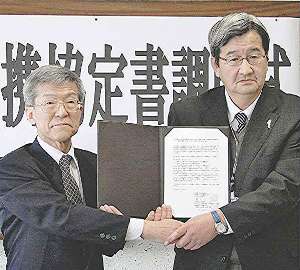 連携協定を結んだ大垣工業高の豊吉校長（右）と東海職業能力開発大学校の大澤校長＝大垣市の大垣工業高校で