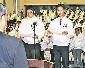 結団式で選手宣誓する加藤さん（右）と田岡さん＝刈谷市で