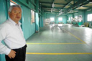 「受注量の激減でこの作業場は一度も使用していない」と話す信濃工業の江尻社長＝愛知県甚目寺町で