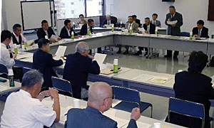かつての犯罪者や非行少年らを支援し、就労の受け皿づくりについて話し合う出席者ら＝金沢市内で