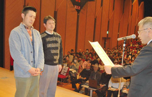 表彰されるチーム「ＷＡＬＫ　ＭＥＮ　Ｕ－８５」のメンバーら＝福井市手寄１のアオッサ県民ホールで