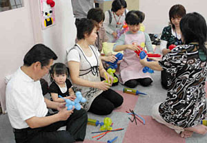 子ども連れの家族とシルバー人材センターの会員がふれあう「シルバーにこにこルーム」＝富山市牛島町の市シルバー人材センターで