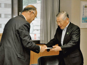 末松教育長（左）から要請文を受け取る高田会長＝大津市の滋賀銀行で
