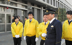 警察官と歩いてパトロールに出発する学生たち＝名古屋市東区で