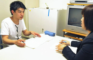 エントリーシートの指導をする大学の就職相談員（右）＝津市の三重大で