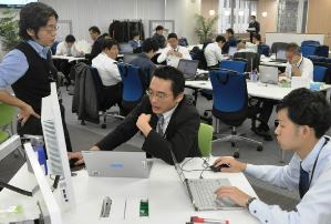 フリーアドレスを導入し、他部門との話し合いも積極的に行われるようになった＝名古屋市中区のＮＥＣネッツエスアイ中部支店で