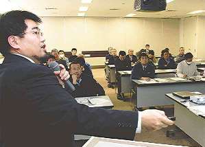 転落など労働災害の事例を紹介する署員＝関市わかくさプラザで