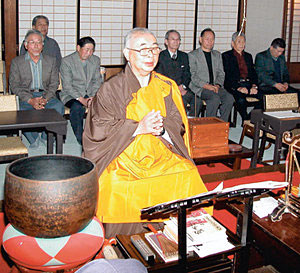 職人お講で無病息災を祈る職人ら＝輪島市門前町で