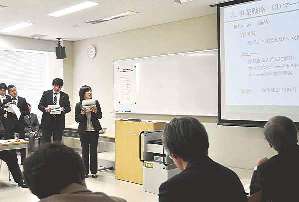 ビジネスプランを発表する受講生たち＝豊橋市牛川町の豊橋創造大で