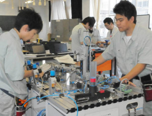 大会に向けプログラム作成に取り組む生徒たち＝笠松町常盤町の岐阜工業高で