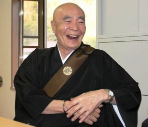 「刑事も僧侶も天職」と語る大島龍穏さん＝神奈川県横須賀市で