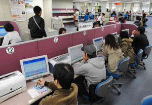 職を求める若者たちで混雑する愛知学生職業センター＝１日午前、名古屋市中区の中日ビルで