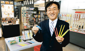 ポテトングを手に「お客さまに感動してもらいたい」と語る川嶋工業社長の川嶋紹市さん＝岐阜県関市で