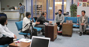 自己紹介をして語り合う参加者ら＝大津市浜大津１のスカイプラザ浜大津で