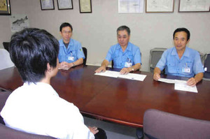 厳しい雇用情勢の中で面接試験に臨む来春卒業予定の高校生＝飯田市で