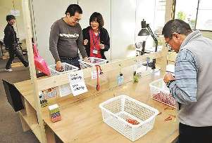就労訓練の作業をする利用者ら＝愛西市石田町で