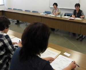 難病患者のための就労支援の勉強会で、患者ら（手前）に支援制度を説明するハローワーク職員＝名古屋市内で