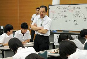 新聞記事をもとに派遣問題を話し合った静岡中の公開授業＝静岡市のグランシップで
