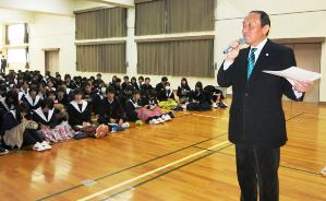 生徒たちに語り掛ける名鉄百貨店前社長の神野重行氏＝名古屋市千種区の菊里高校で