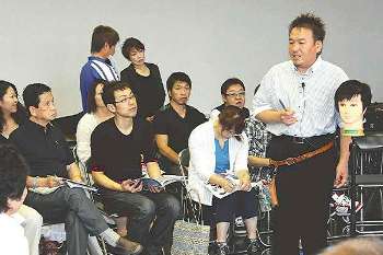 「就職活動で有利な髪形」を学ぶ理容師ら＝津市のサン・ワーク津で