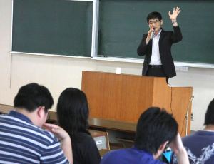 労働法を説明する福井労働局の佐藤総務部長＝福井市学園３の福井工業大で
