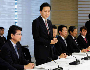 緊急雇用対策本部の会合であいさつする鳩山首相。左端は長妻厚労相＝首相官邸で
