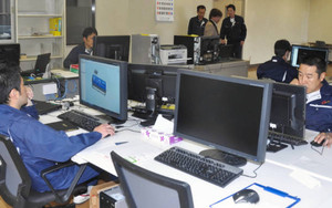 パソコンを使って設計作業をする従業員＝飯島町の大村技研長野工場で