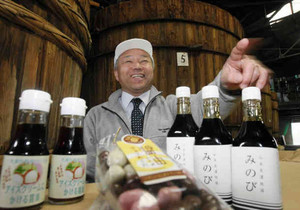 新しい醤油造りへの思いを話す山川晃生社長＝岐阜市長良葵町の山川醸造で