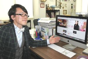 開設した動画サイトを紹介する斉藤さん＝春日井市大手町のビーファーストで