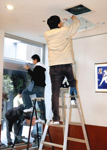 リベラ運営のカフェで清掃体験をする若者たち。より確実な就労支援に向け「ジョブコーチ」制度を取り入れる＝三島市で