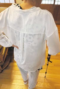 労働災害後、つえによる歩行が必要になった女性＝県内で