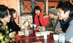 日亜化学工業の偽装請負を内部告発した島本誠さん（中）と組合員。全員、失業したままだ＝徳島県小松島市で