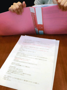 直訴のため社長に提出した書面を示しながら被害を語る女性＝東京都内で