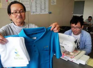 刺しゅうが施されたタオルやポロシャツ＝愛西市石田町で