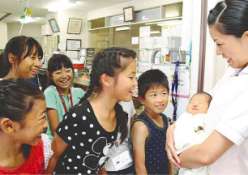 母親の働く産婦人科を見学する子どもたち＝松阪市朝日町一区の済生会松阪総合病院で