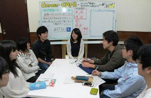 就活を振り返り、体験を語り合う「就活・キャリアサポーター」のメンバーたち＝名古屋市昭和区の名古屋工業大で
