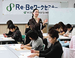 細谷さんの話を熱心に聞く参加者たち＝金沢市で