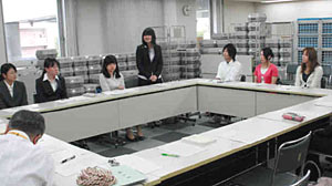 期日前投票の研修会で抱負を語る学生＝富山市役所で