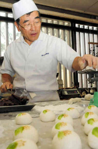 手際よくあんを包む清水さん＝安城市御幸本町で