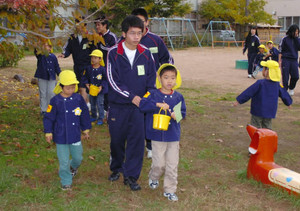 園児とゲームをしながら遊びの重要性や保育について学ぶ生徒＝津幡町で