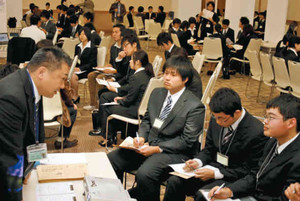 メモを取りながら、企業の採用担当者の話を熱心に聞く２０１１年卒業予定の学生たち＝福井市の福井商工会議所で