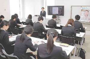 未就職の若者たちが参加した支援事業の説明会＝名古屋市中村区で