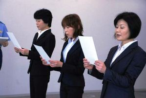 警察官としての誓いを読み上げる（右から）布施さん、川田さん、内田さん＝滋賀県警本部で
