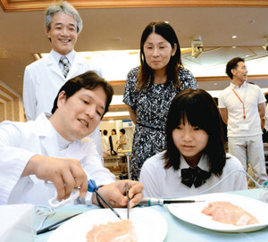 超音波凝固切開装置の使用方法を医師（左）から教わる来場者＝伊賀市の「ヒルホテルサンピア伊賀」で